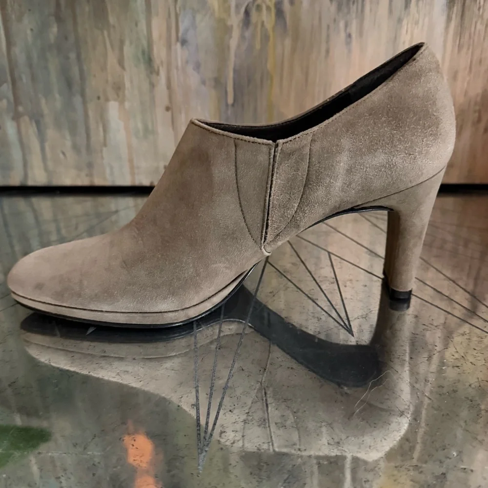 Stuart Weitzman Suede Booties – Taupe – Size 7 – NWOT